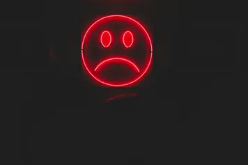 How to Handle Angry Customers: Scripts, De-escalation, and AI Help